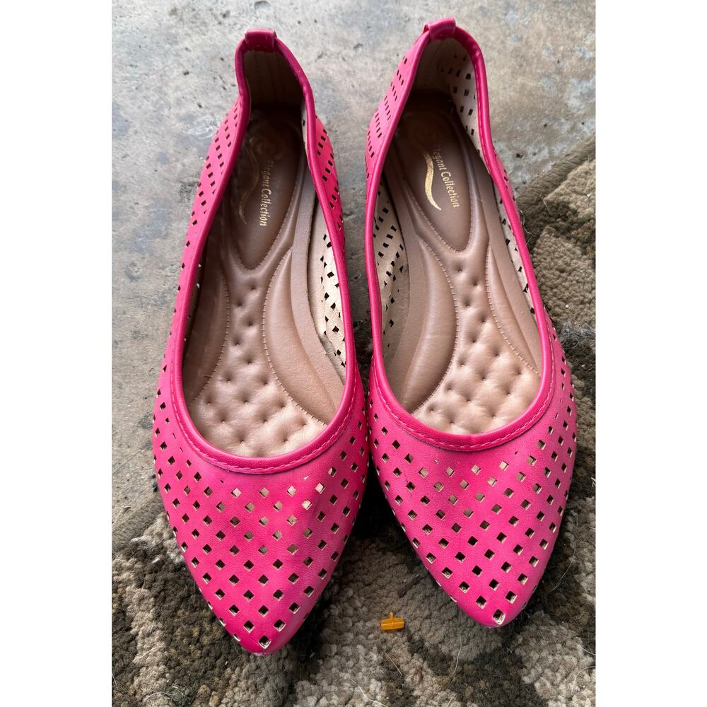 These pink ballet flats feature a pointed toe and a diamond-patterned